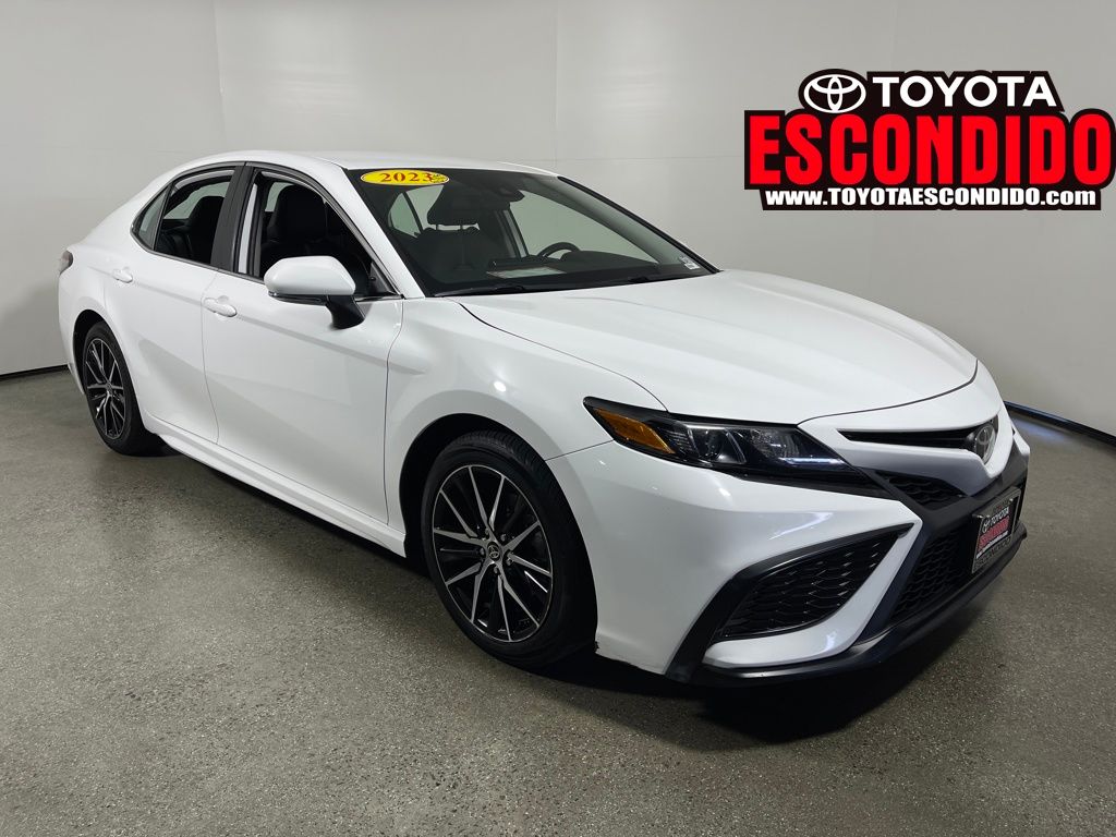 2023 Toyota Camry SE's photo