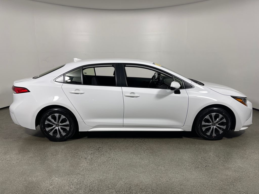 2022 Toyota Corolla Hybrid LE photo 2