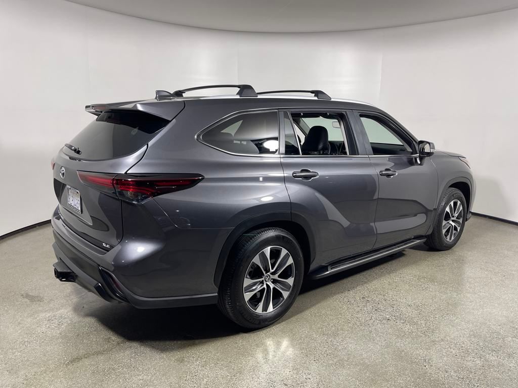 2024 Toyota Highlander photo 2