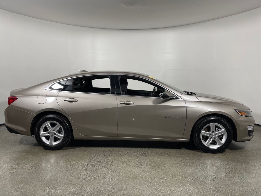 2024 Chevrolet Malibu 1LT photo 2