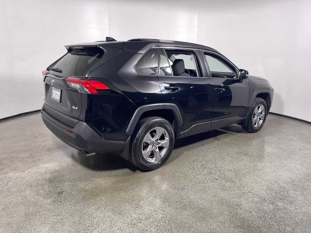 2022 Toyota RAV4 XLE photo 3