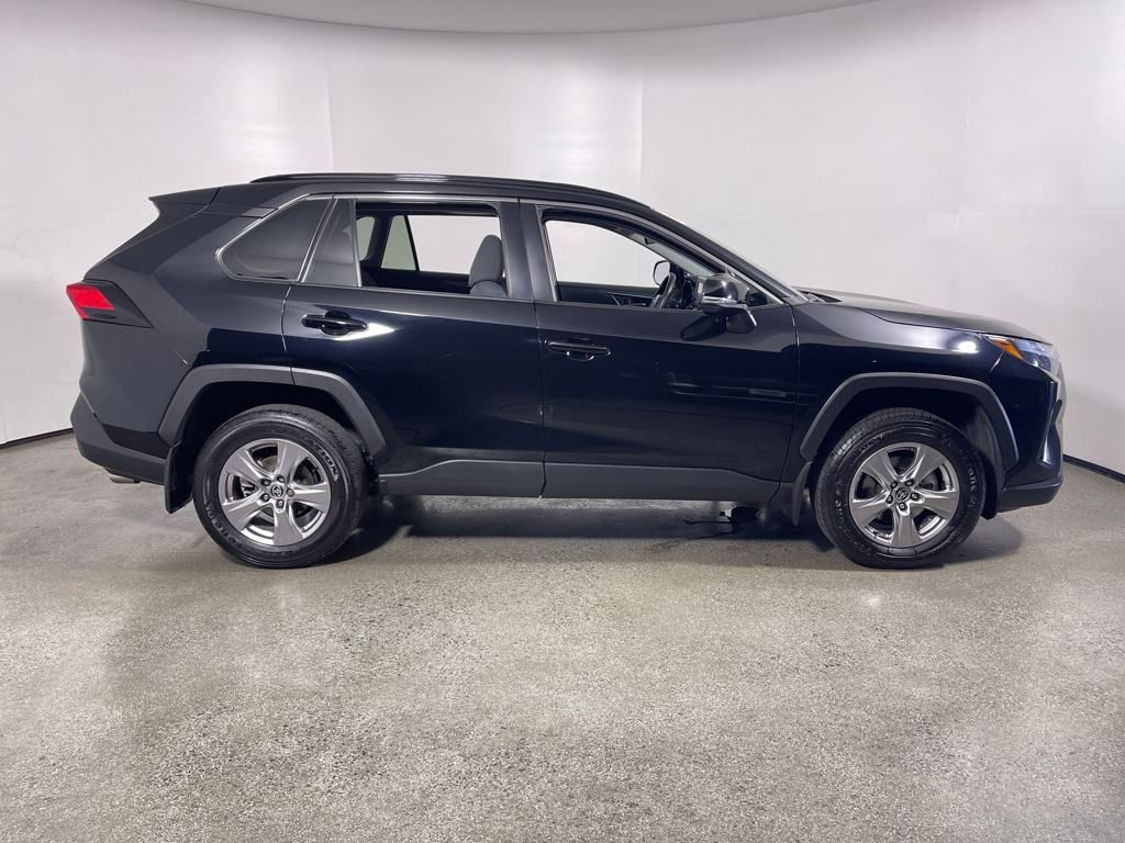 2022 Toyota RAV4 XLE photo 2