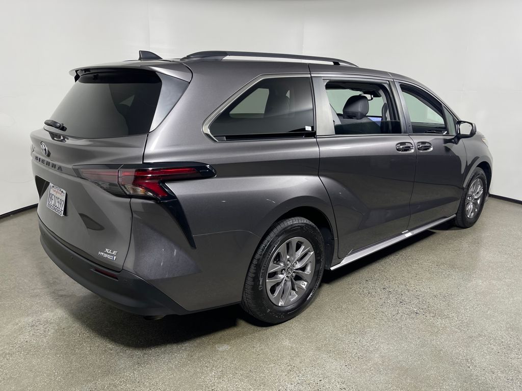 2023 Toyota Sienna XLE photo 3