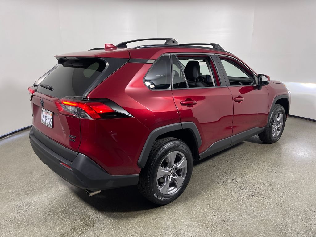 2022 Toyota RAV4 XLE photo 2