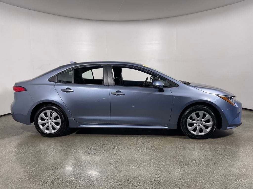 Used 2022 Toyota Corolla LE with VIN 5YFEPMAE0NP327921 for sale in Kansas City
