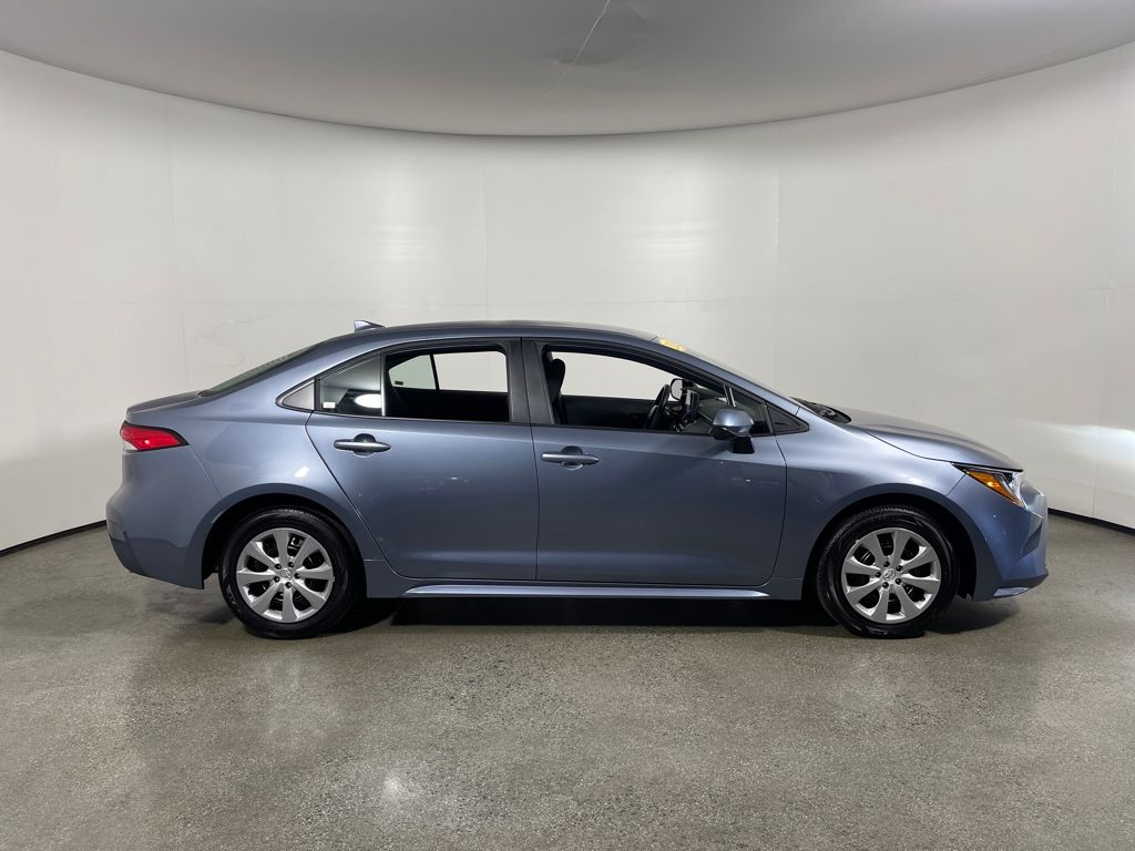 2025 Toyota Corolla LE photo 2