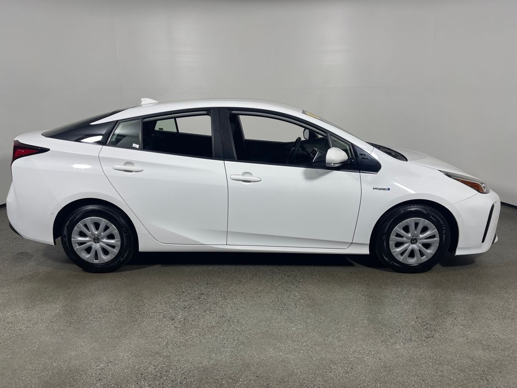 2019 Toyota Prius L photo 2