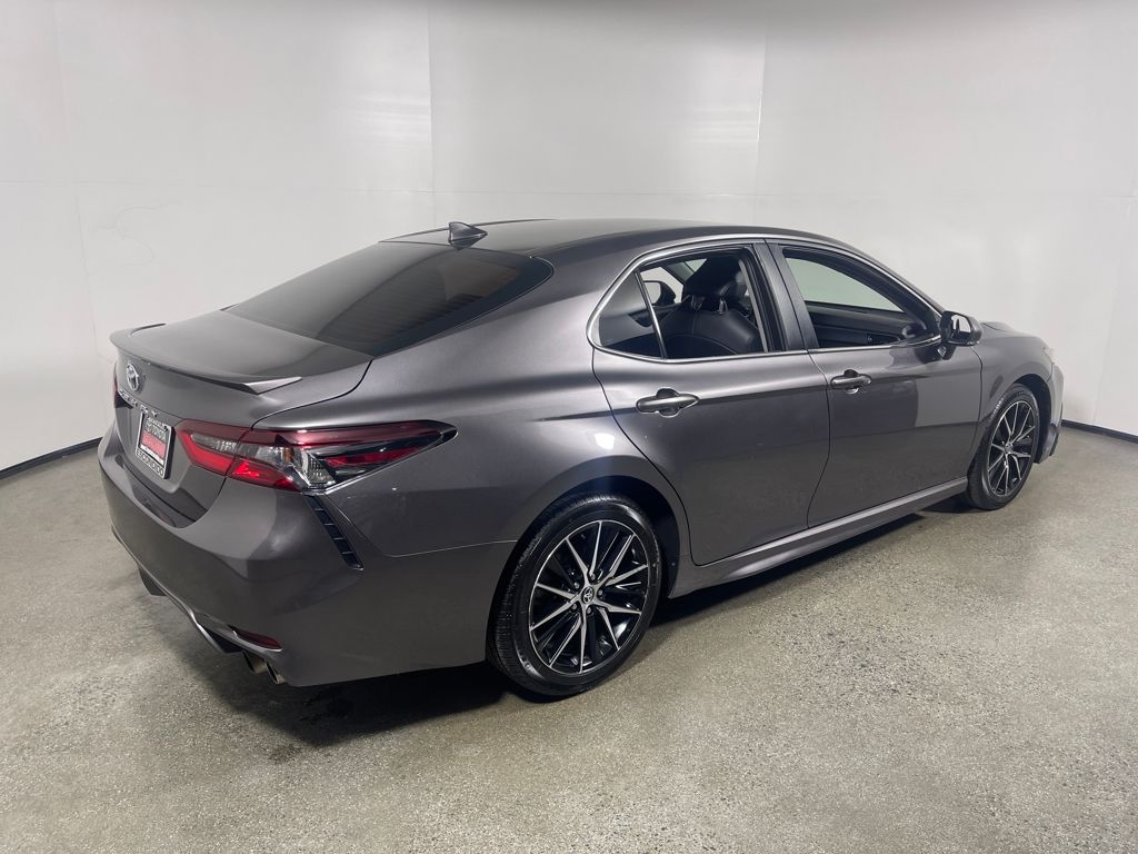 2022 Toyota Camry SE photo 3