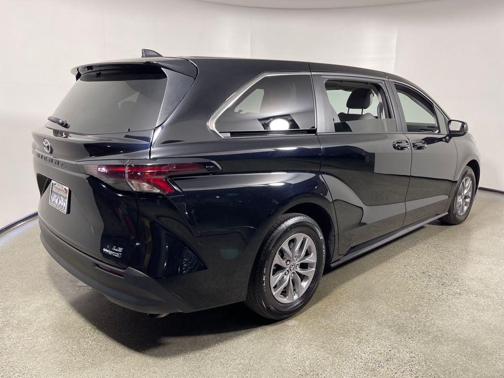 2023 Toyota Sienna LE photo 3