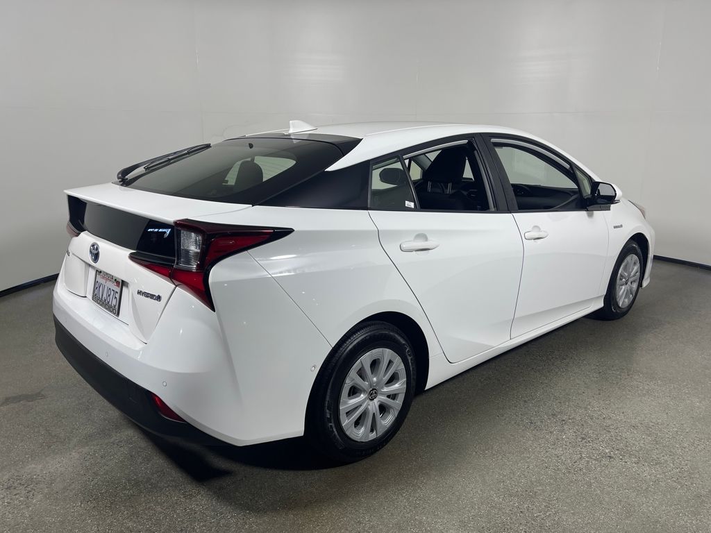 2019 Toyota Prius L photo 3