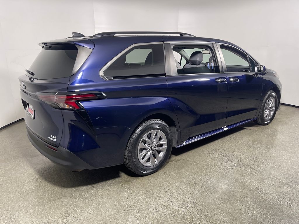 2023 Toyota Sienna XLE photo 3
