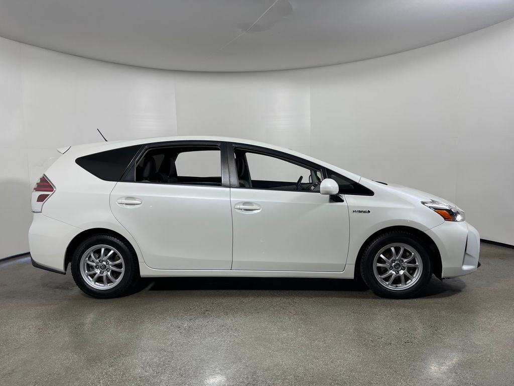 2017 Toyota Prius V photo 2