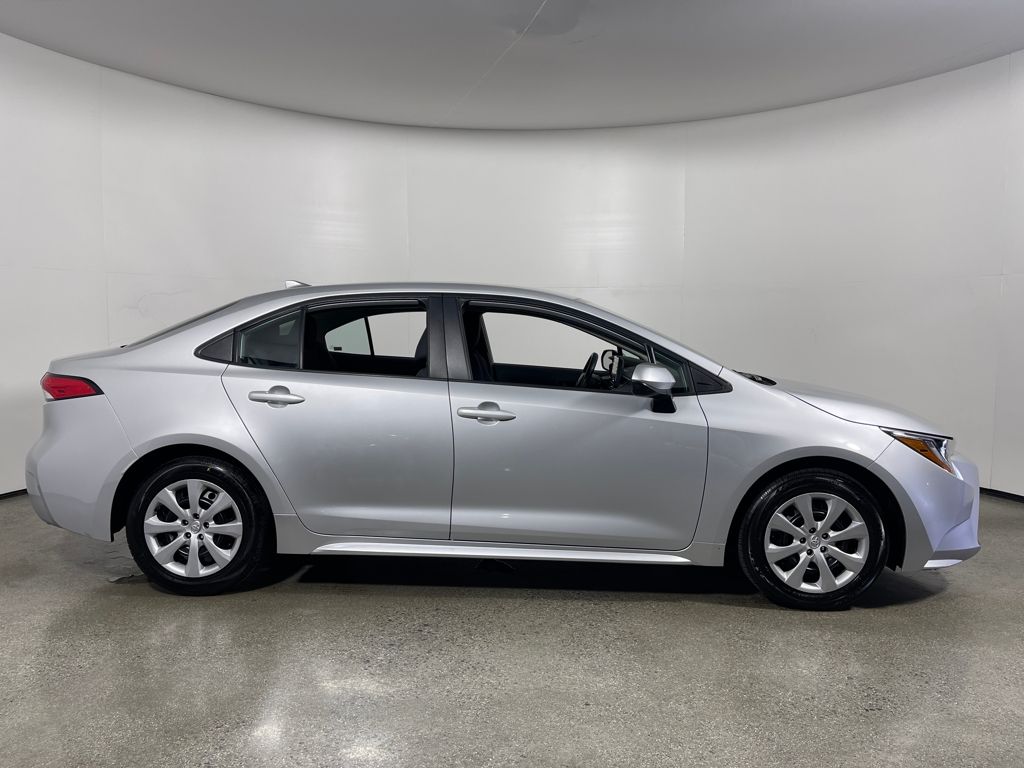2022 Toyota Corolla LE photo 2