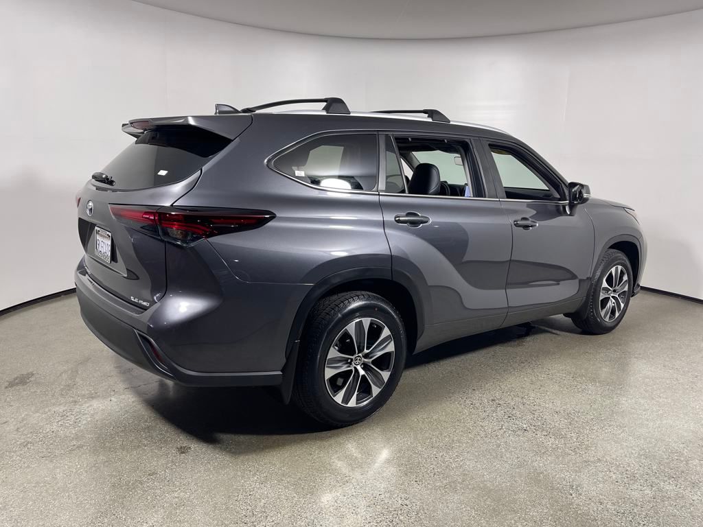 2024 Toyota Highlander XLE photo 2