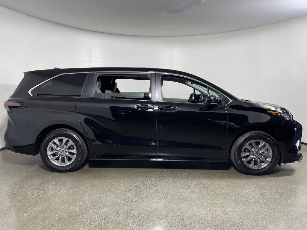 2023 Toyota Sienna LE photo 2
