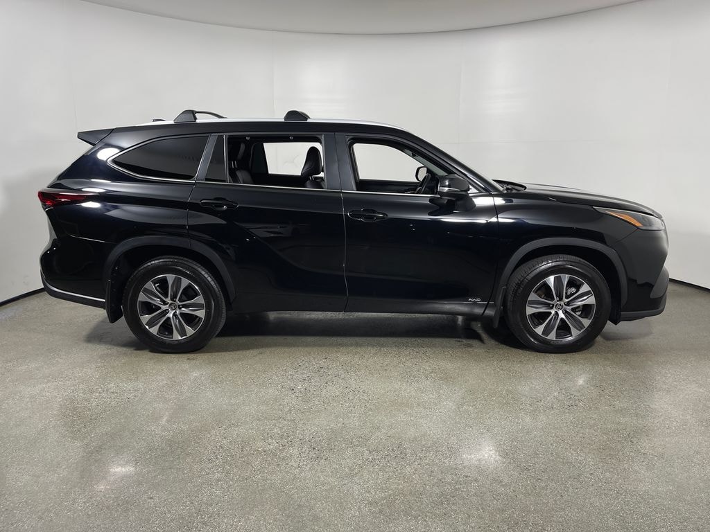 Used 2025 Toyota Highlander Hybrid XLE SUV