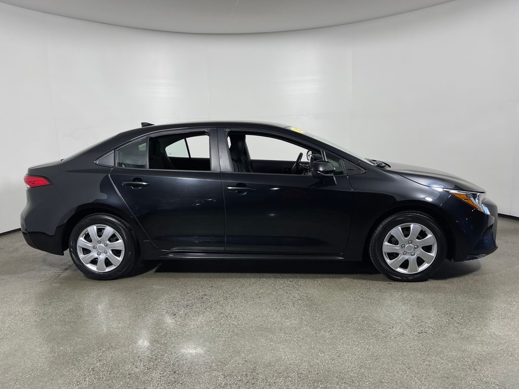 2022 Toyota Corolla LE photo 2