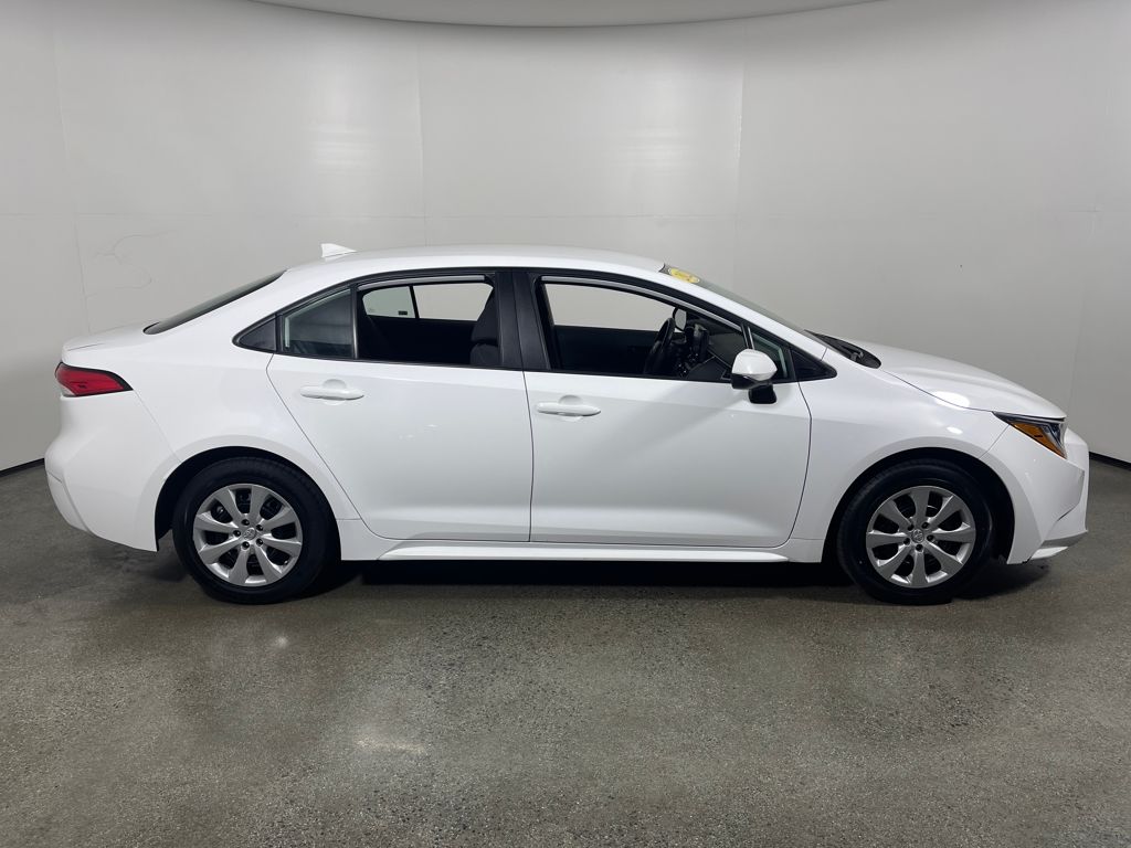 2022 Toyota Corolla LE photo 2