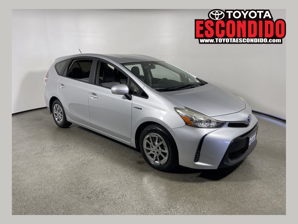 2016 Toyota Prius v Five's photo