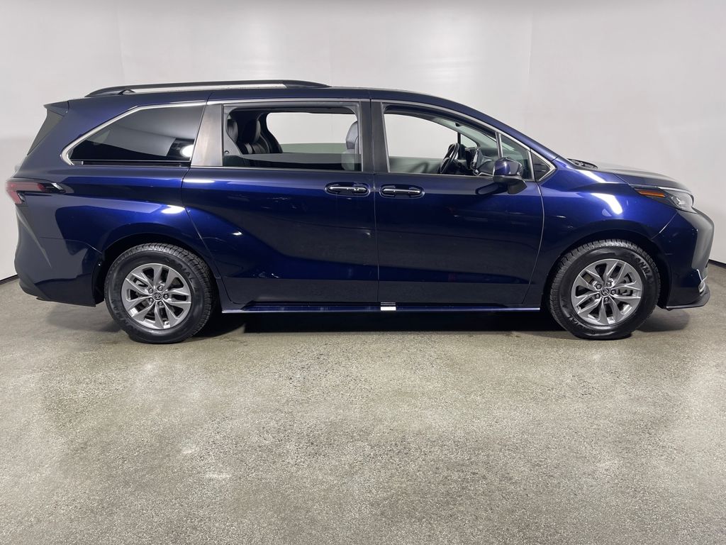 2023 Toyota Sienna XLE photo 2