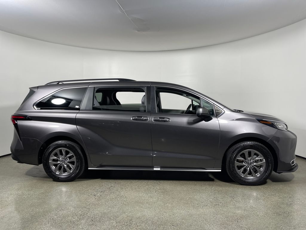 2023 Toyota Sienna XLE photo 2