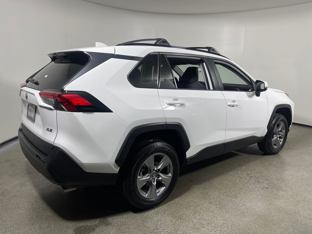 2022 Toyota RAV4 XLE photo 3