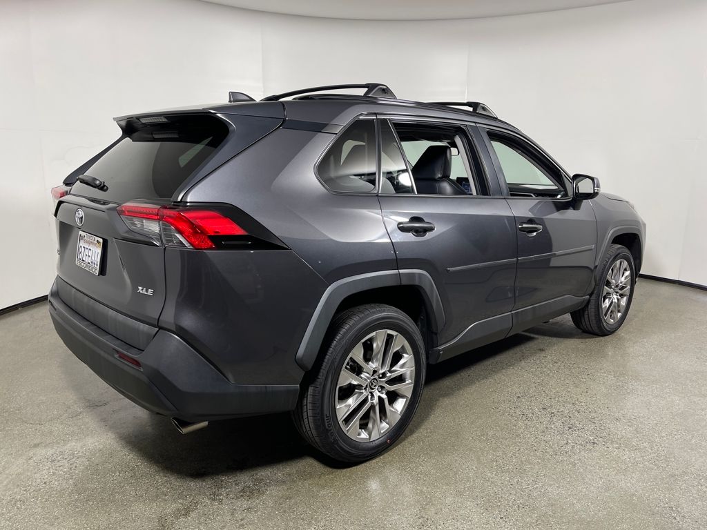 2021 Toyota RAV4 XLE Premium photo 3