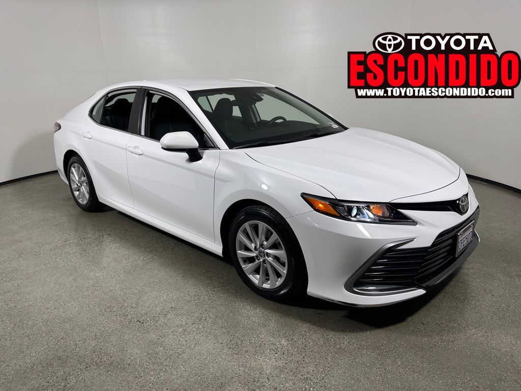 2022 Toyota Camry LE's photo