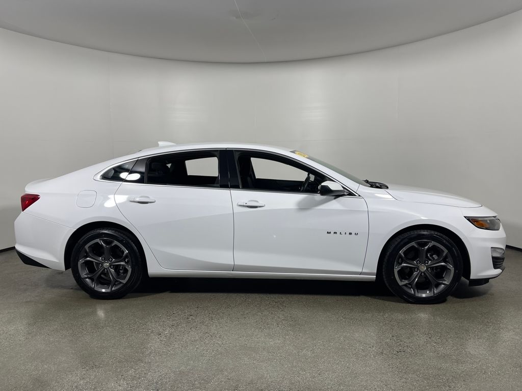 2024 Chevrolet Malibu 1LT photo 2