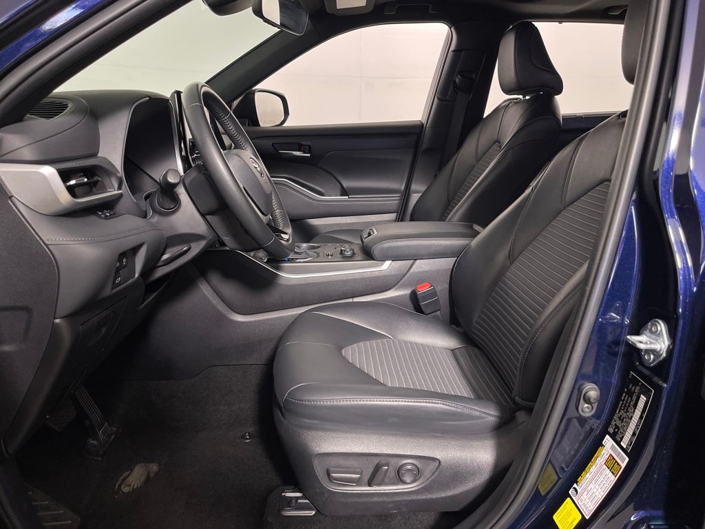 2025 Toyota Highlander XSE - Photo 12