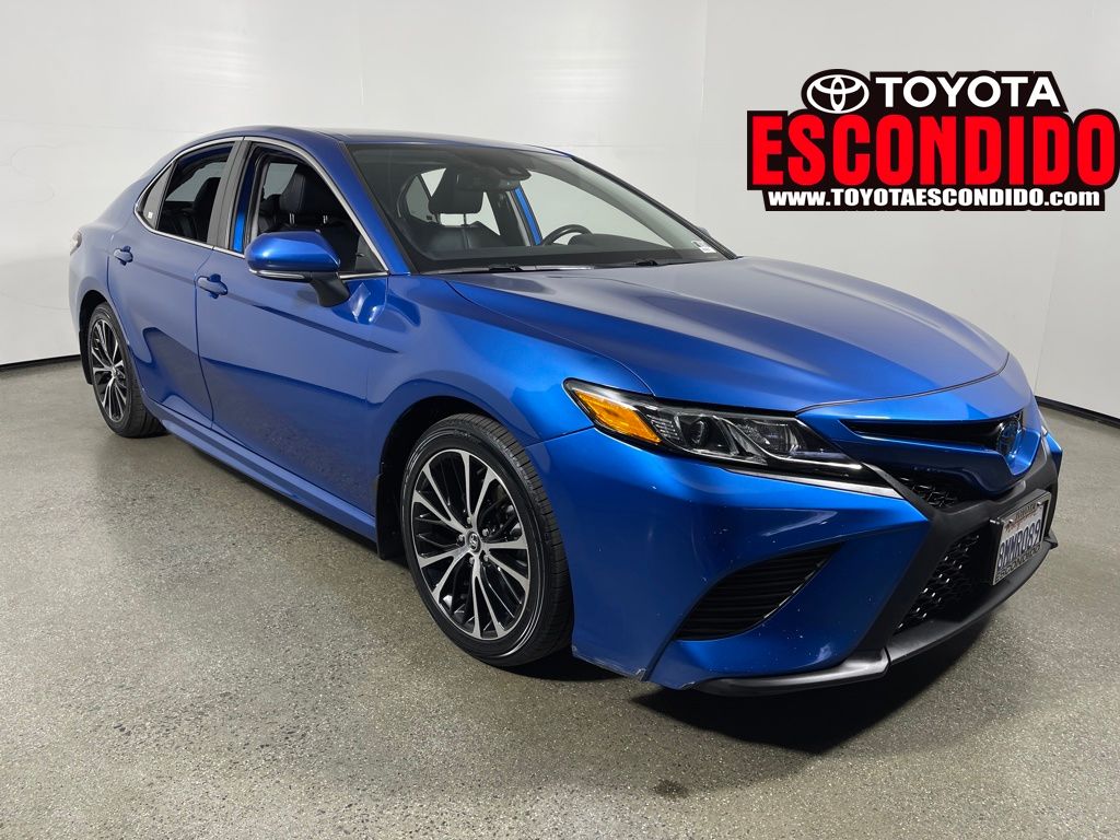 2020 Toyota Camry SE's photo