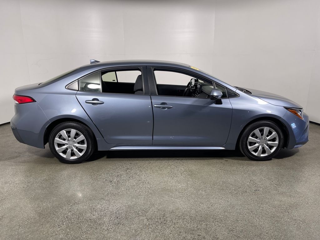 2022 Toyota Corolla LE photo 2