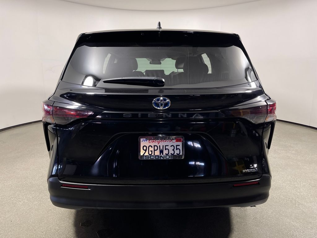 2023 Toyota Sienna LE photo 4