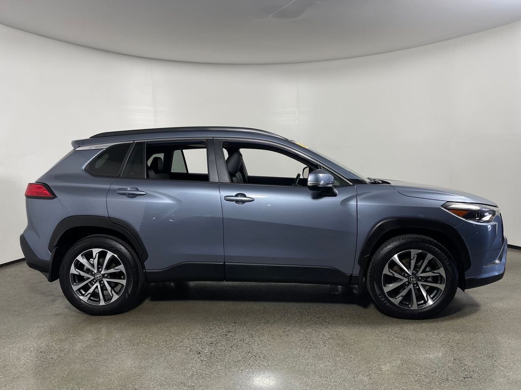 2024 Toyota Corolla Cross XLE photo 2