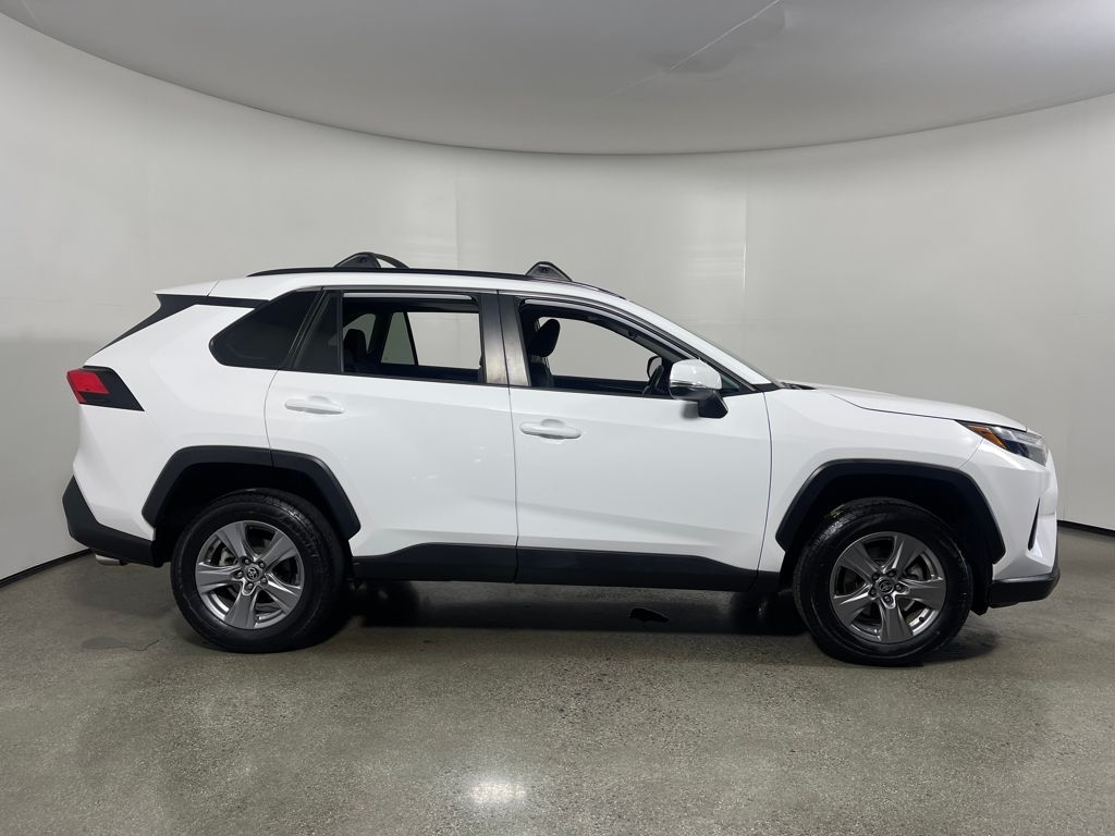 2022 Toyota RAV4 XLE photo 2
