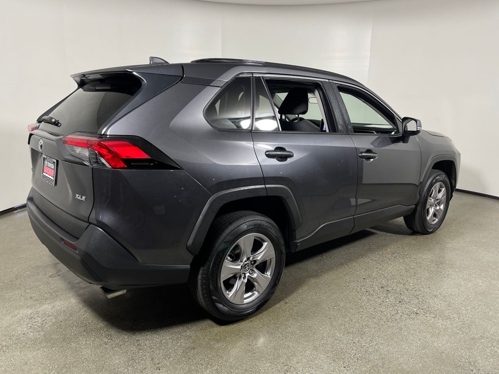 2024 Toyota RAV4 XLE photo 3