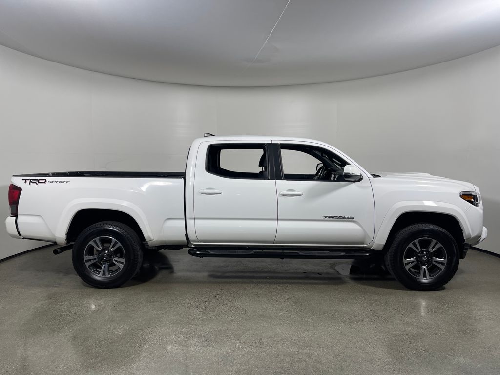 2018 Toyota Tacoma V6 photo 2