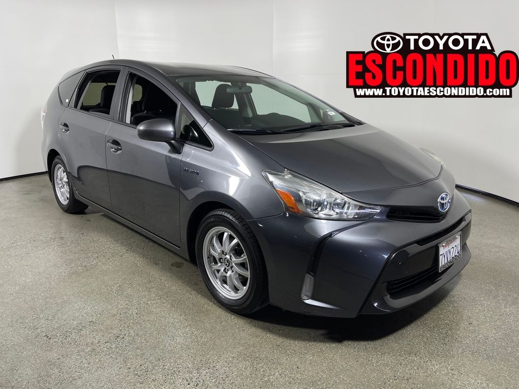 2015 Toyota Prius v Three's photo