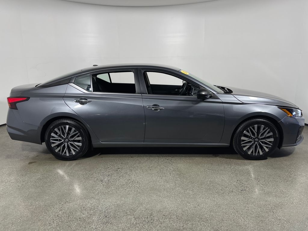 2024 Nissan Altima 2.5 SV photo 2