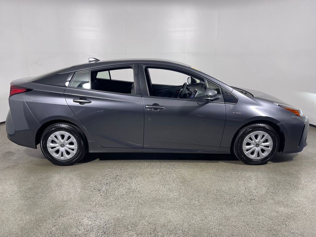 2022 Toyota Prius L photo 2