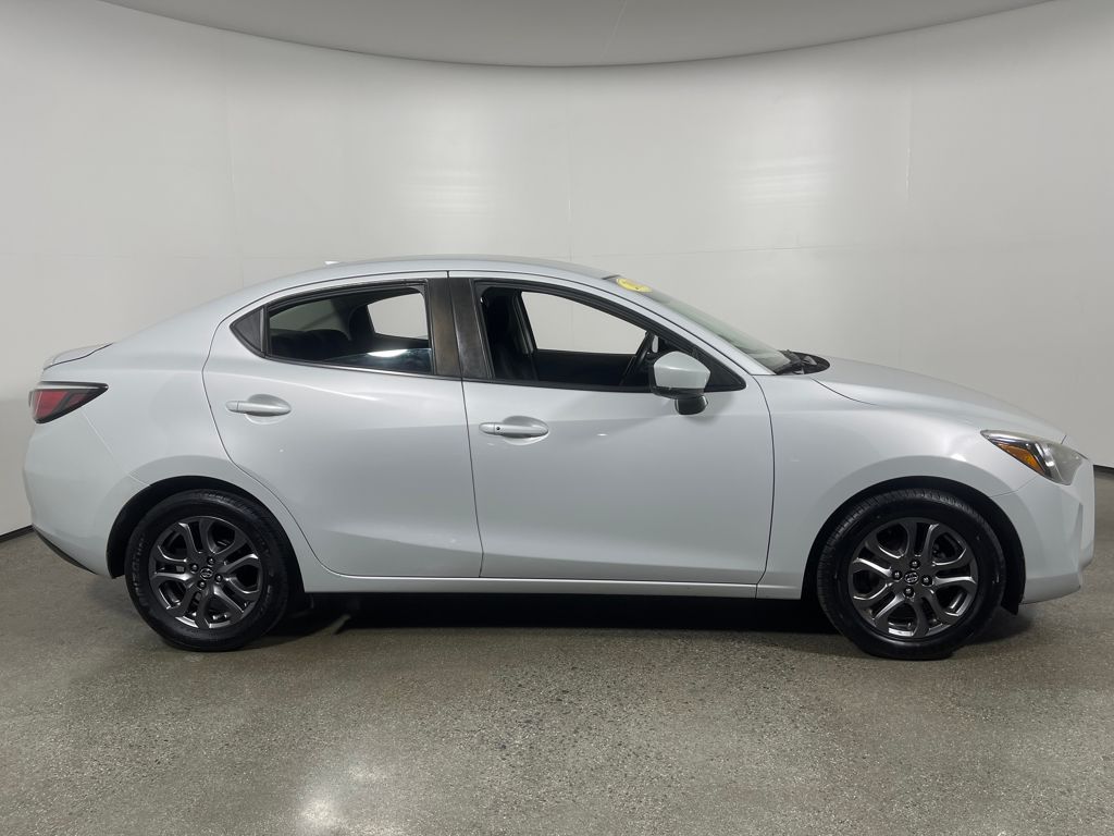 2019 Toyota Yaris L photo 2