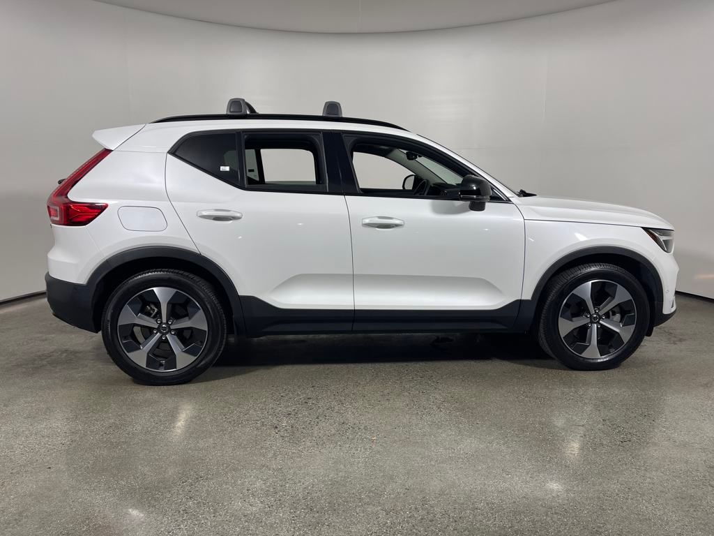 2023 Volvo XC40 Ultimate photo 2