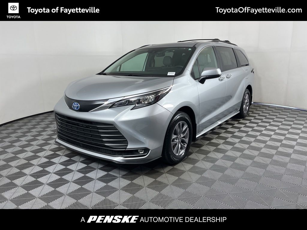 2025 Toyota Sienna XLE 8-Passenger Hybrid FWD's photo