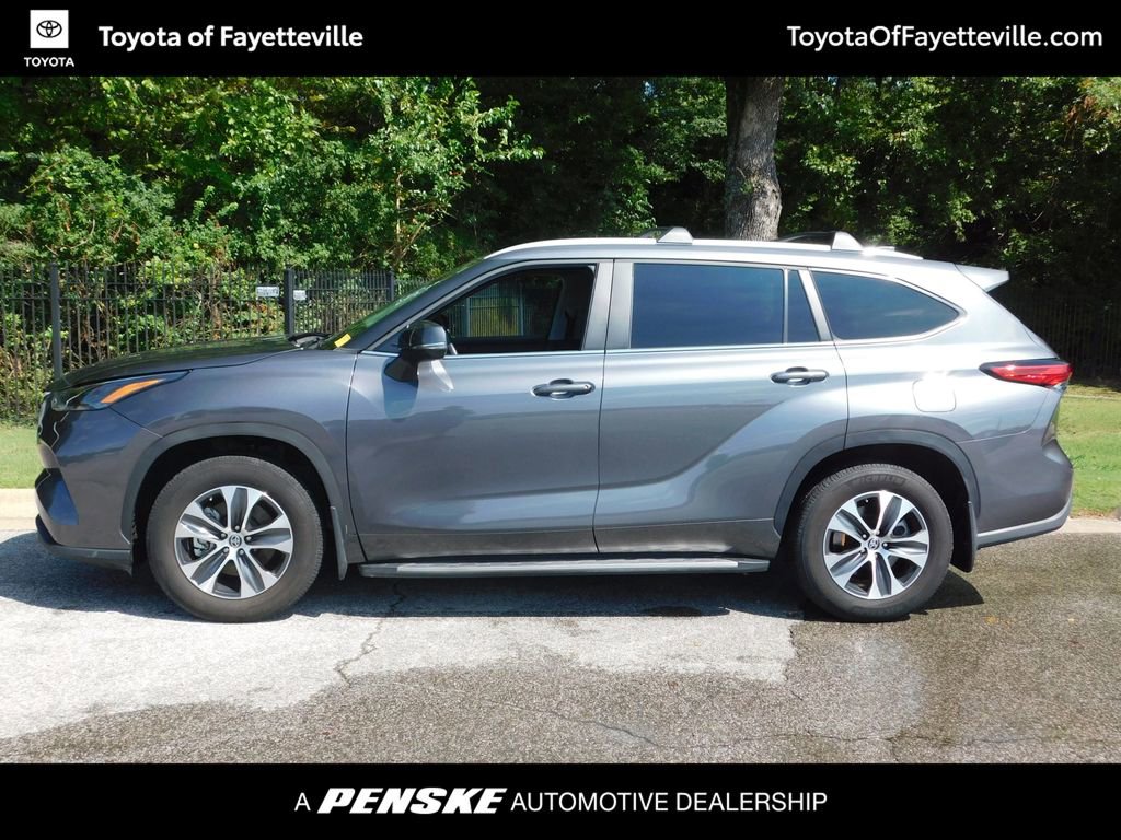 2023 Toyota Highlander XLE photo 2