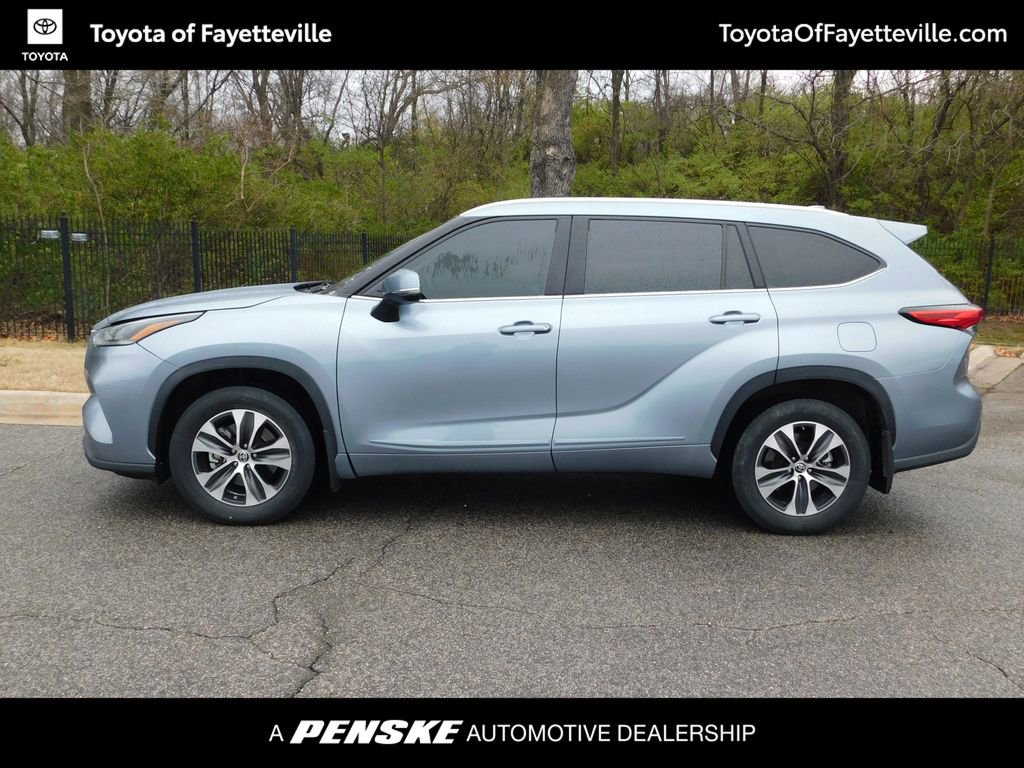 2021 Toyota Highlander XLE photo 2