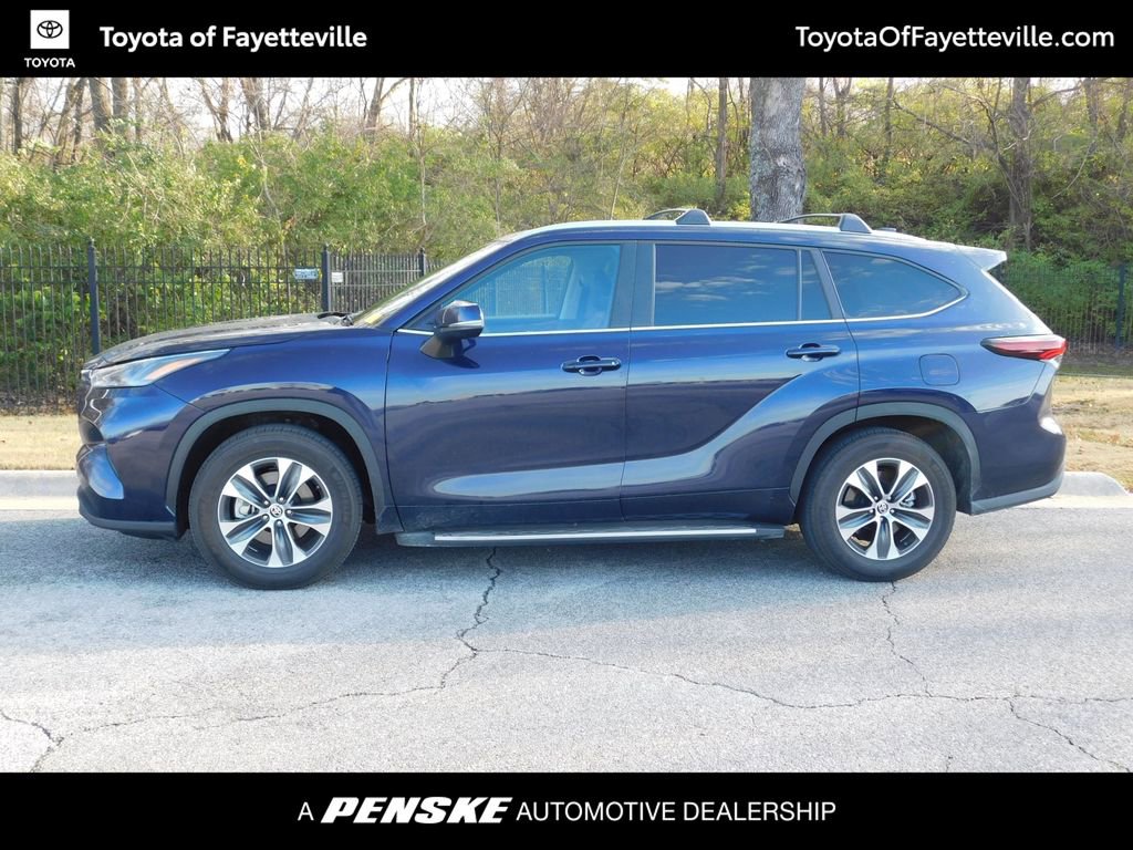 2025 Toyota Highlander XLE photo 2