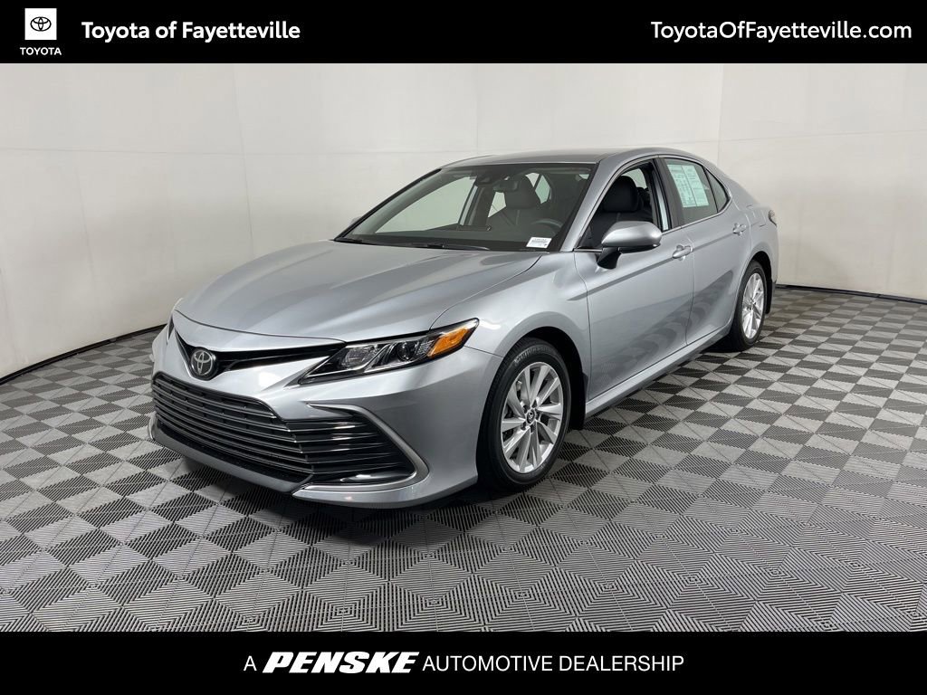 2023 Toyota Camry LE's photo