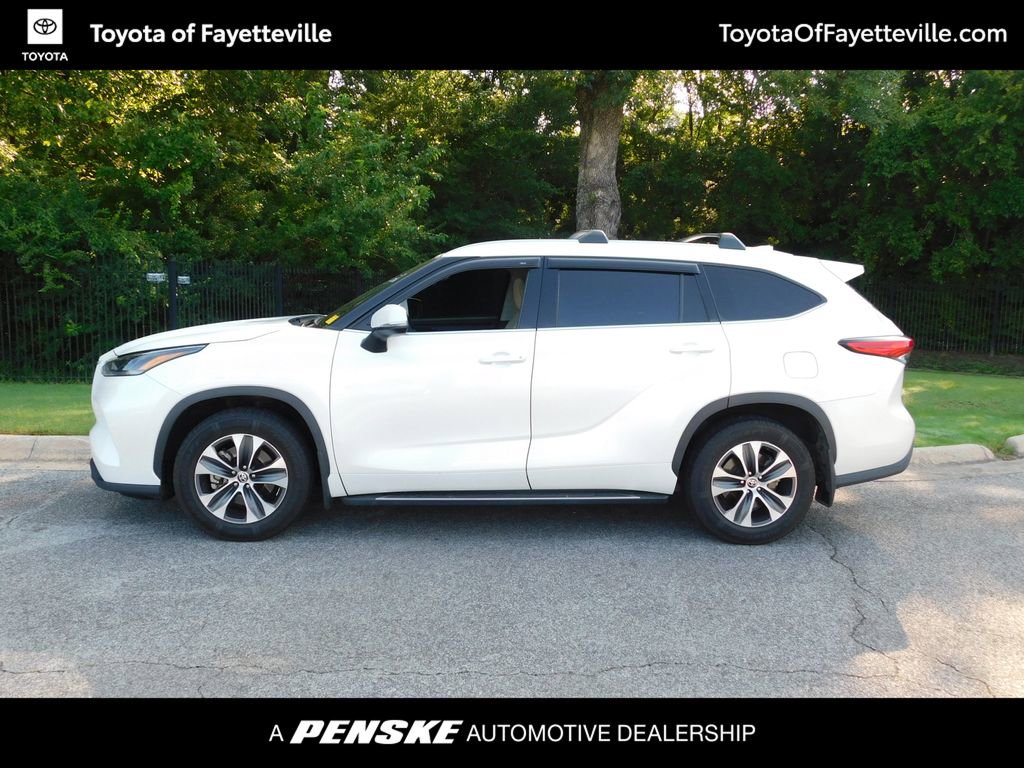 2021 Toyota Highlander XLE photo 2