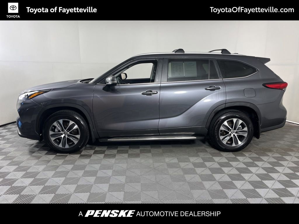 2023 Toyota Highlander XLE photo 2