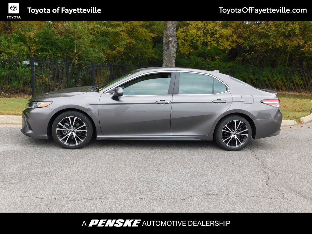 2019 Toyota Camry SE photo 2